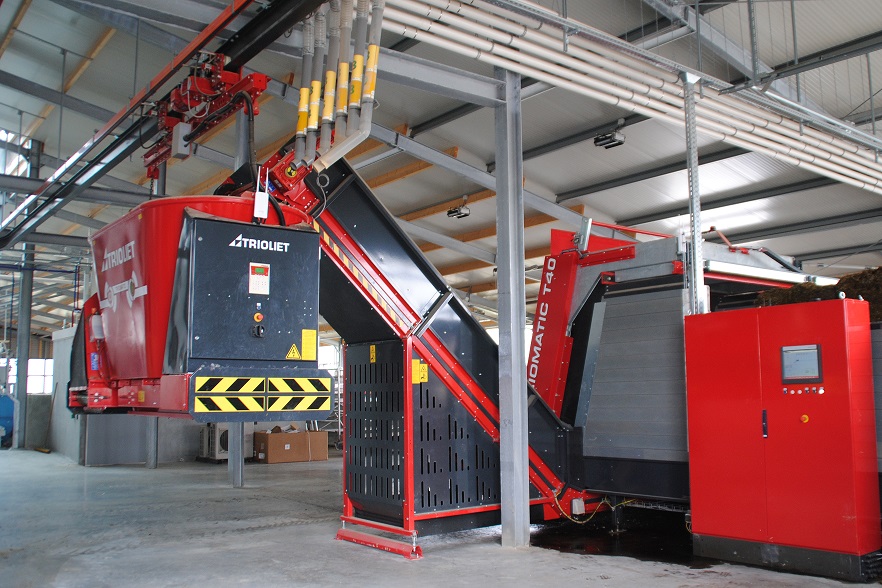 Robotic-feeding-can-be-done-in-combination-with-a-stationary-feed-mixer
